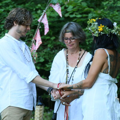 An intimate woodland Handfasting